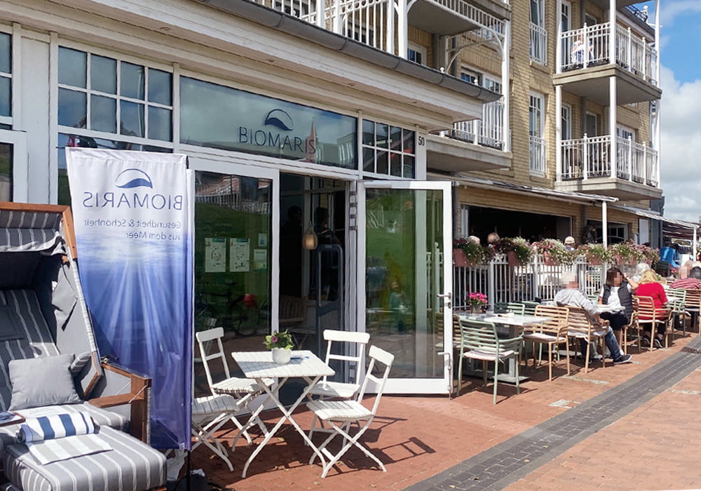 BIOMARIS Shop Büsum Außenansicht BIOMARIS-Shop Büsum mit Sitzgelegenheiten vor dem Eingang