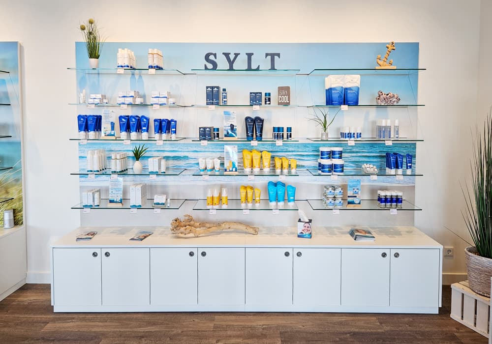 Biomaris Produkte Zu sehen ist eine Verkaufswand mit verschiedenen Biomaris-Produkten im Shop.