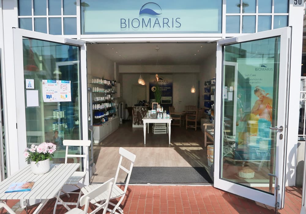 Blick in den geöffneten Eingang eines BIOMARIS-Shops in Büsum