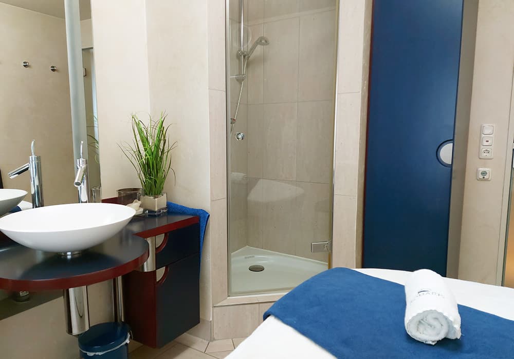 BIOMARIS Kosmetik-Institut Kabine BIOMARIS Kosmetik-Institut Kabine mit Dusche, Waschbecken, Spiegel und Behandlungsplatz