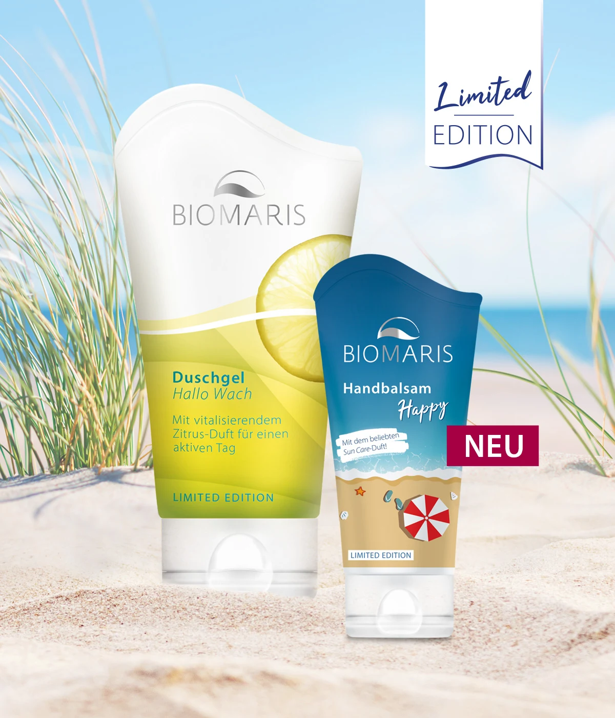 Limited Editions Duschgel Hallo Wach und Handbalsam Happy in Tuben mit Klappdeckel im Sand vor Strandkulisse mit Dünen und Meer