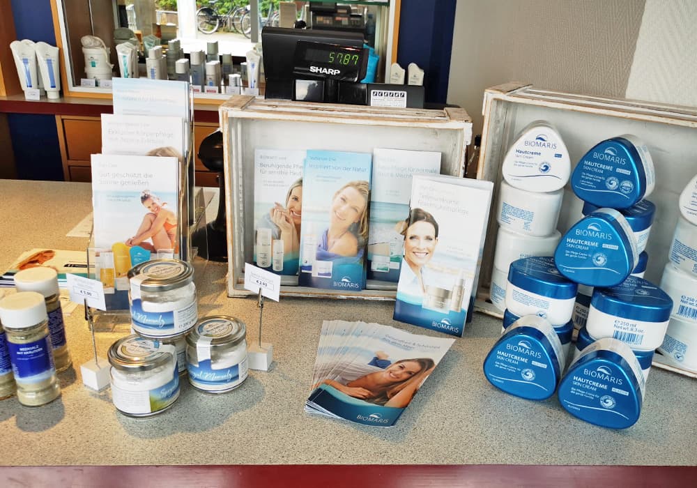 BIOMARIS Shop Baltrum Detailansicht einer Verkaufstheke mit BIOMARIS Hautcremes, Flyern und weiteren Produkten