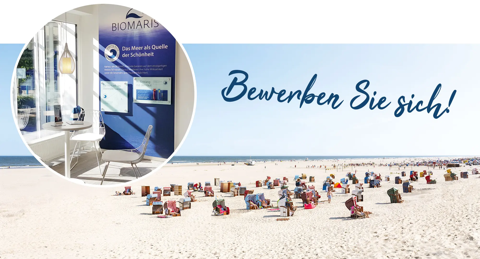 Bewerben Sie sich! Strand mit Strandkörben und einem BIOMARIS-Shop mit „Bewerben Sie sich!“-Aufruf in maritimem Design.