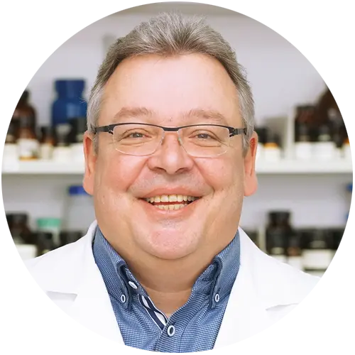 Peter Pierron, Leiter der BIOMARIS Produktentwicklung, vor Laborregalen mit Flaschen