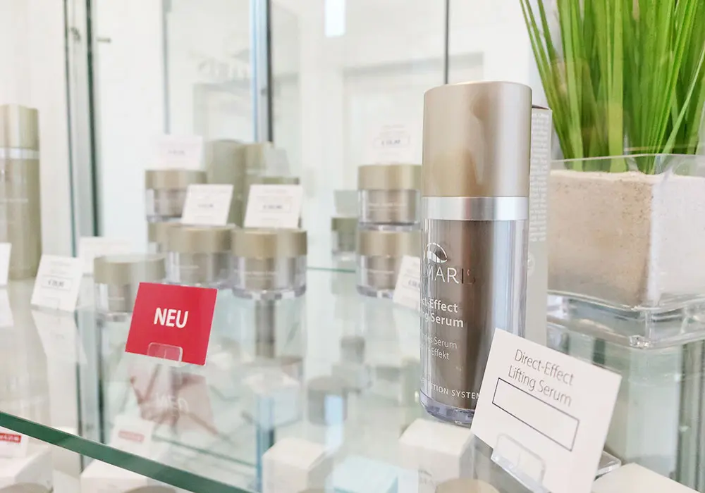 Gläserne Vitrine im BIOMARIS-Shop Bremen mit Pflegeprodukten