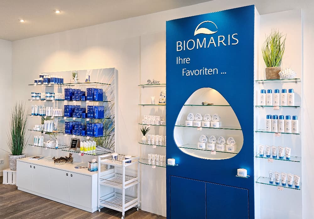 Biomaris Produkte Zu sehen sind zwei Verkaufswände: Eine mit unterschiedlichen Biomaris-Produkten und eine mit der Favourites-Produktlinie.