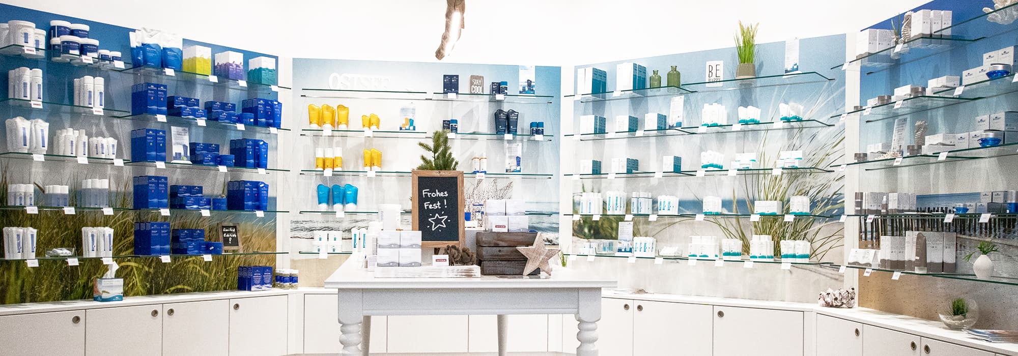 BIOMARIS Shop Boltenhagen Innenansicht eines maritim eingerichteten BIOMARIS Shops mit Verkaufsregalen voller Pflegeprodukte in Boltenhagen.