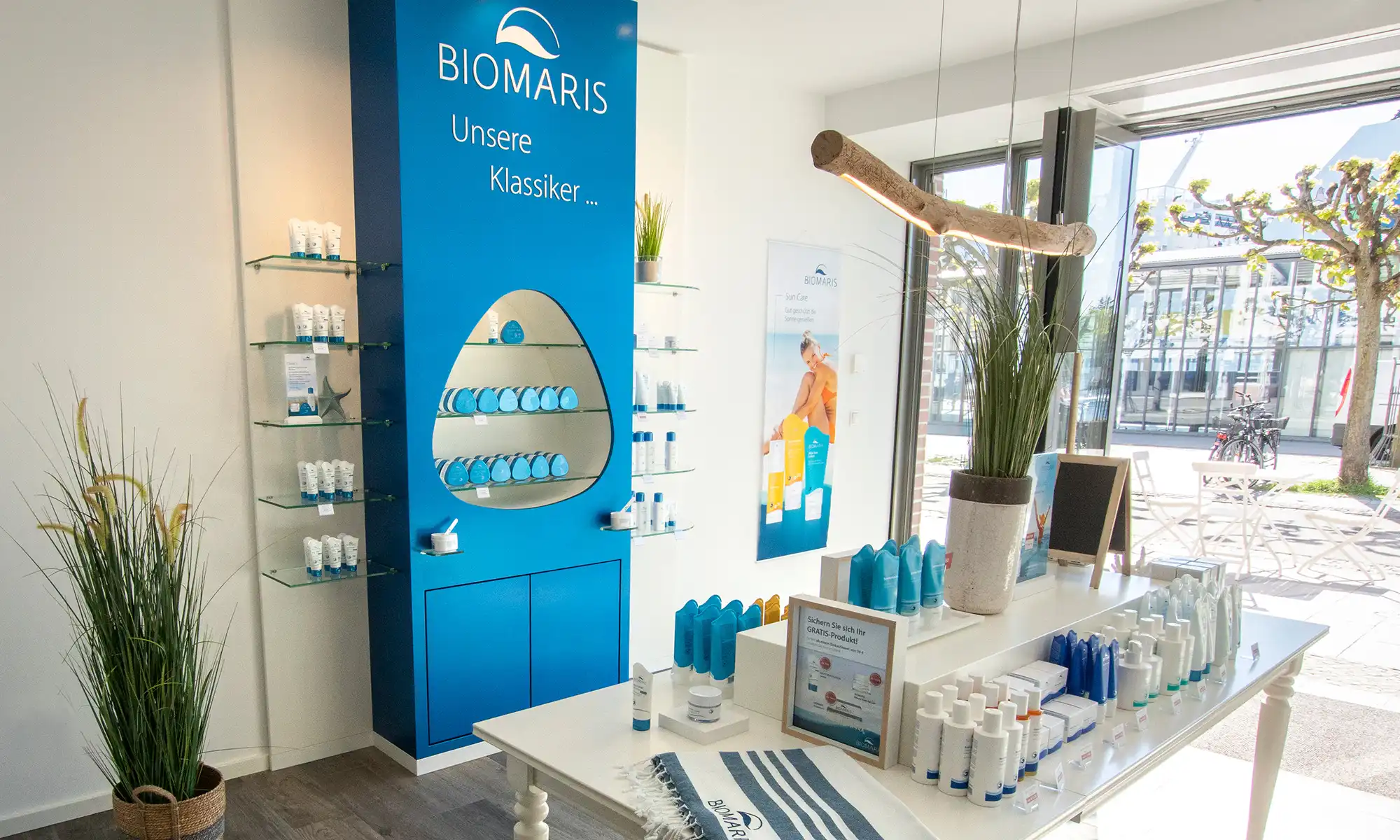 Heller BIOMARIS-Shop in Travemünde mit blauem Markenauftritt, weißen Regalen und maritimer Einrichtung