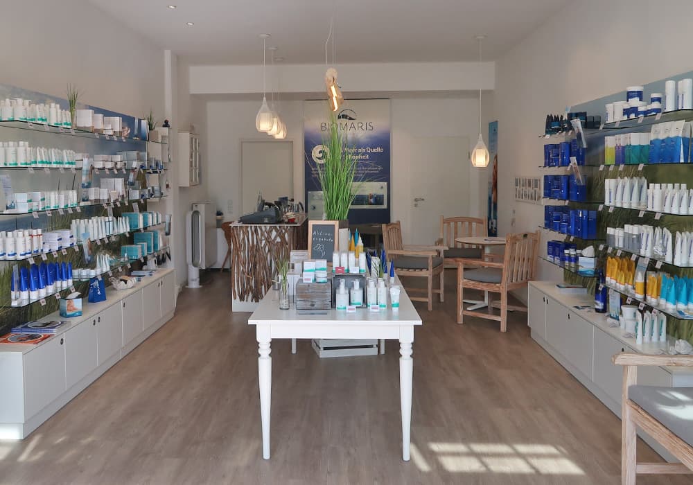 BIOMARIS Shop Büsum Innenraum des BIOMARIS-Shops in Büsum mit Kosmetikprodukten, Verkaufstisch und Sitzbereich