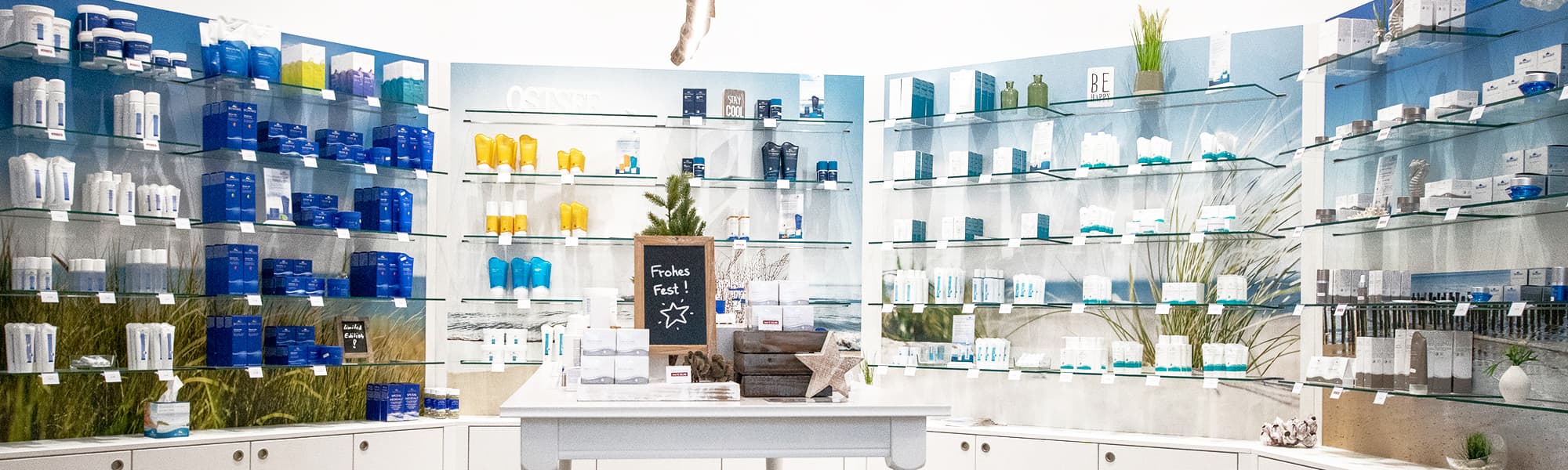 Innenansicht eines BIOMARIS Shops mit Produktregalen in Boltenhagen