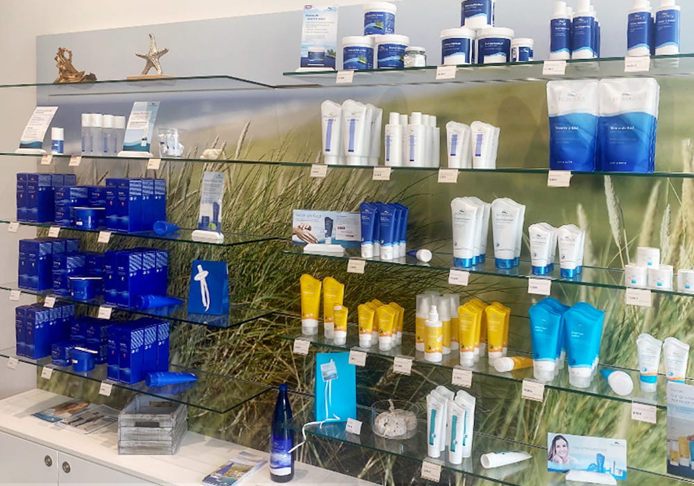 BIOMARIS Verkaufsregal mit verschiedenen BIOMARIS-Produkten in blauen, gelben und weißen Verpackungen