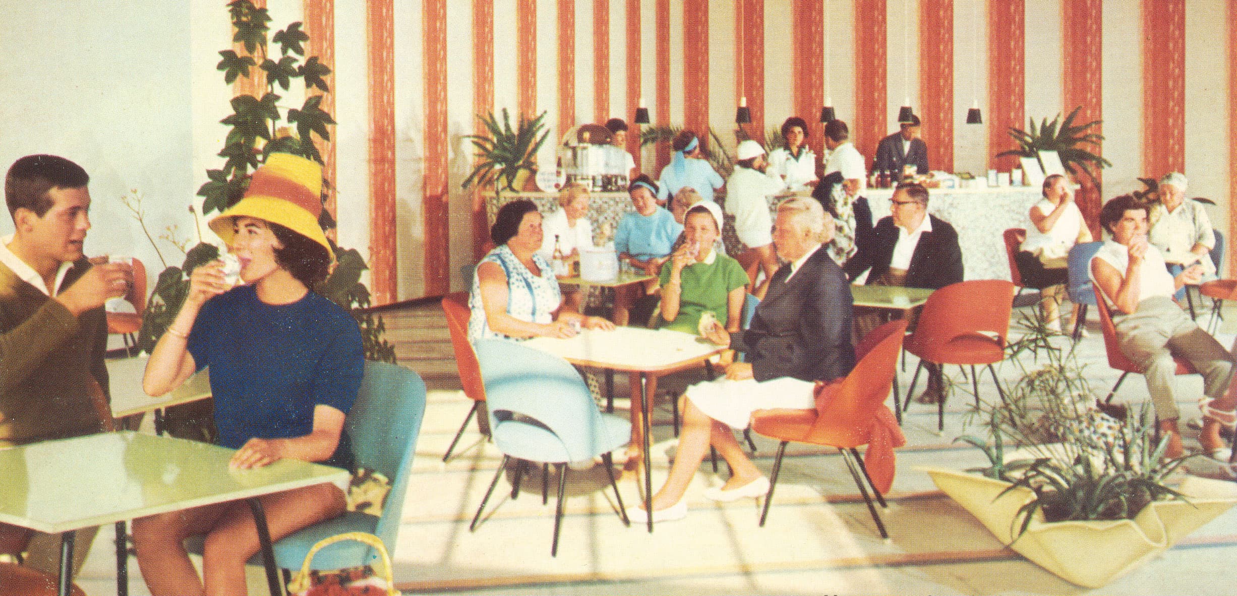 Historisches Bild der Trinkkurhalle Borkum mit Gästen in einer lebhaften Cafeteria-Szene, die Getränke genießen