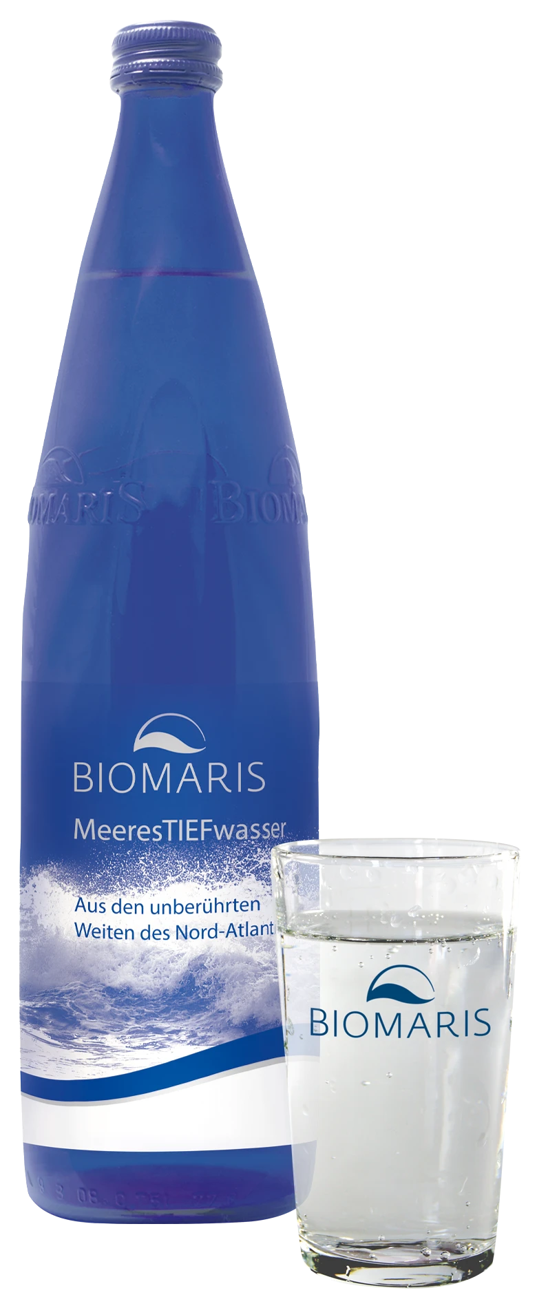 MeeresTIEFwasser in blauer Glasflasche und ein gefülltes Biomaris Trinkglas