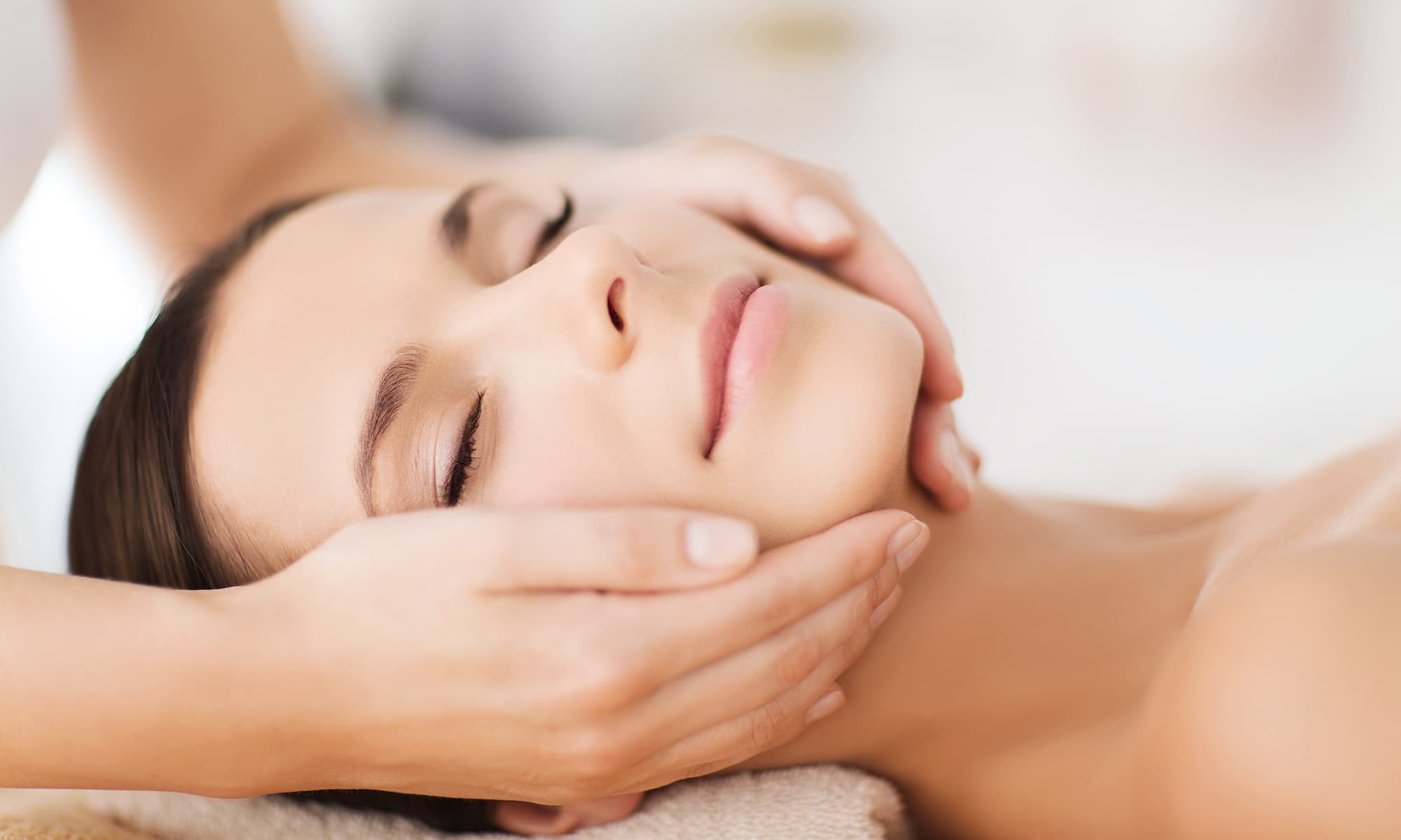 Gesichtsmassage Frau erhält eine entspannende Gesichtsmassage im Kosmetikstudio, Nahaufnahme