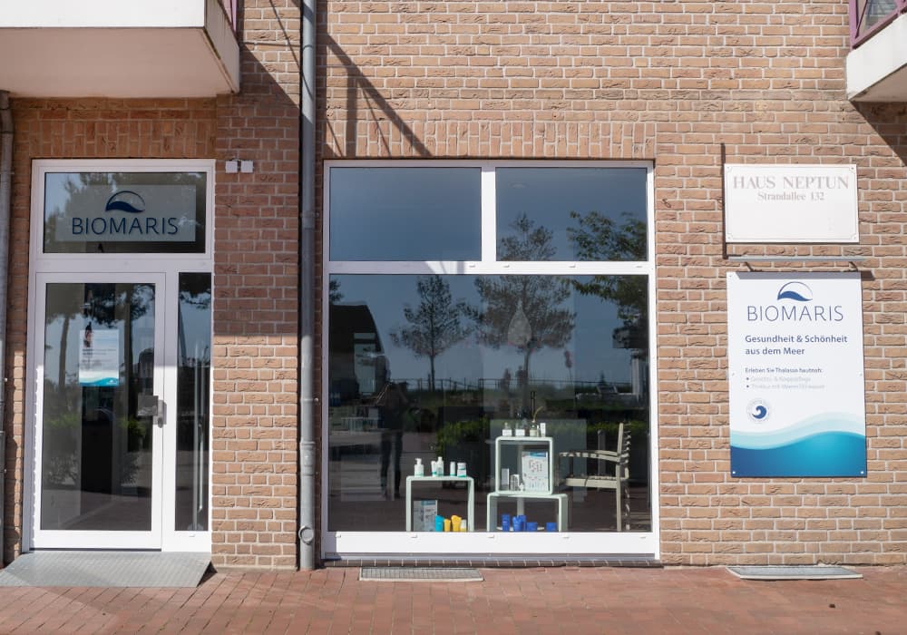 Außenansicht des BIOMARIS Shops Scharbeutz mit Produktpräsentation im Schaufenster, Backsteinfassade