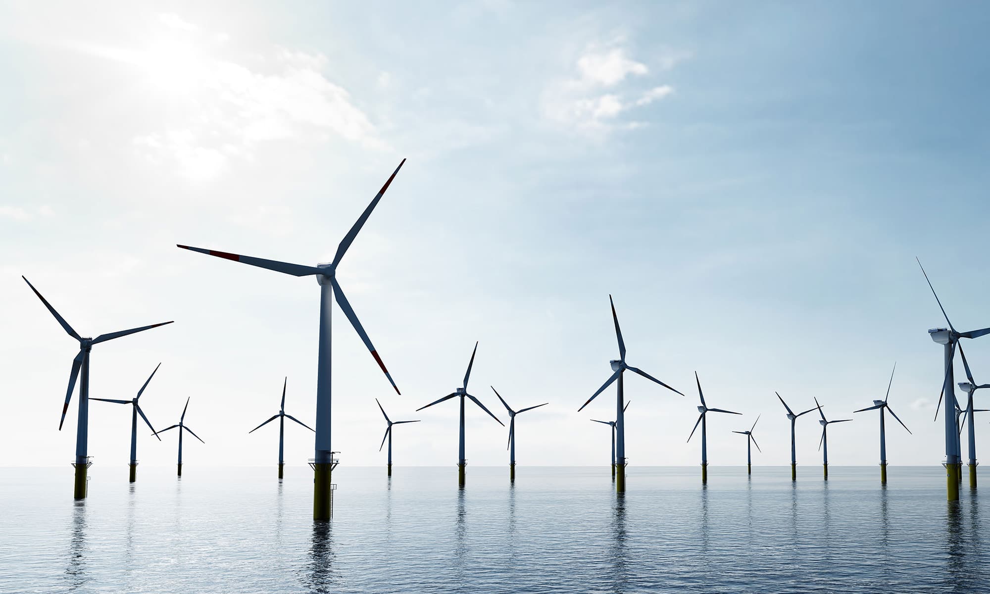 Offshore-Windpark mit Windkraftanlagen auf dem Meer bei Sonnenschein