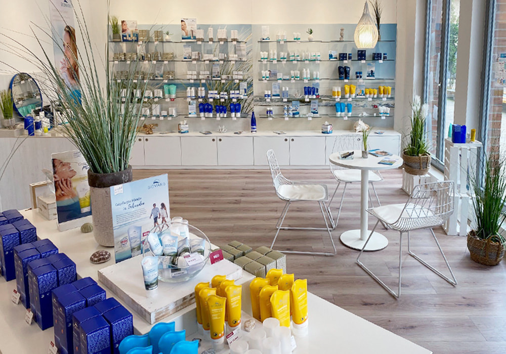 BIOMARIS Shop Heiligenhafen Heller Verkaufsraum mit Kosmetikregalen, Produkten und Sitzbereich im BIOMARIS-Shop