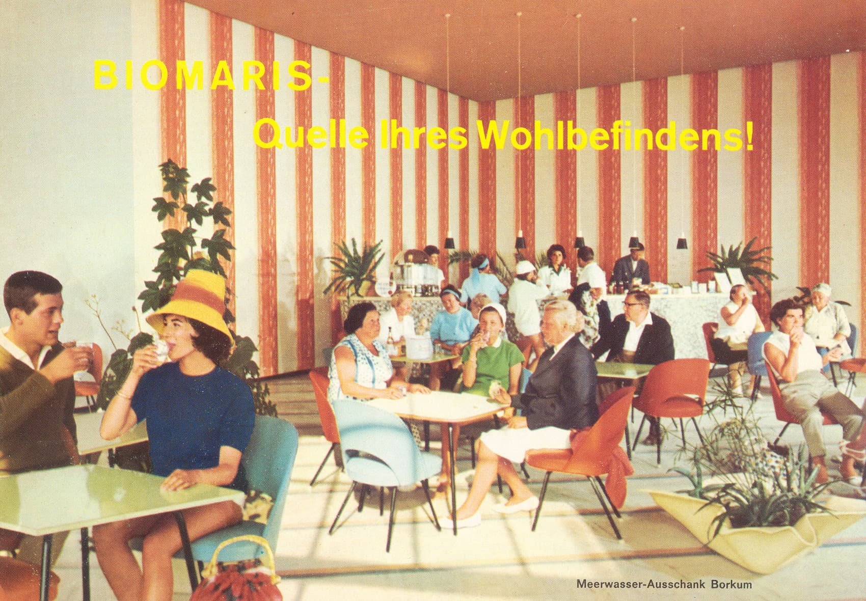 Trinkkurhalle Borkum Historisches Bild der Trinkkurhalle Borkum mit Gästen und dem BIOMARIS Schriftzug „BIOMARIS – Quelle Ihres Wohlbefindens!“