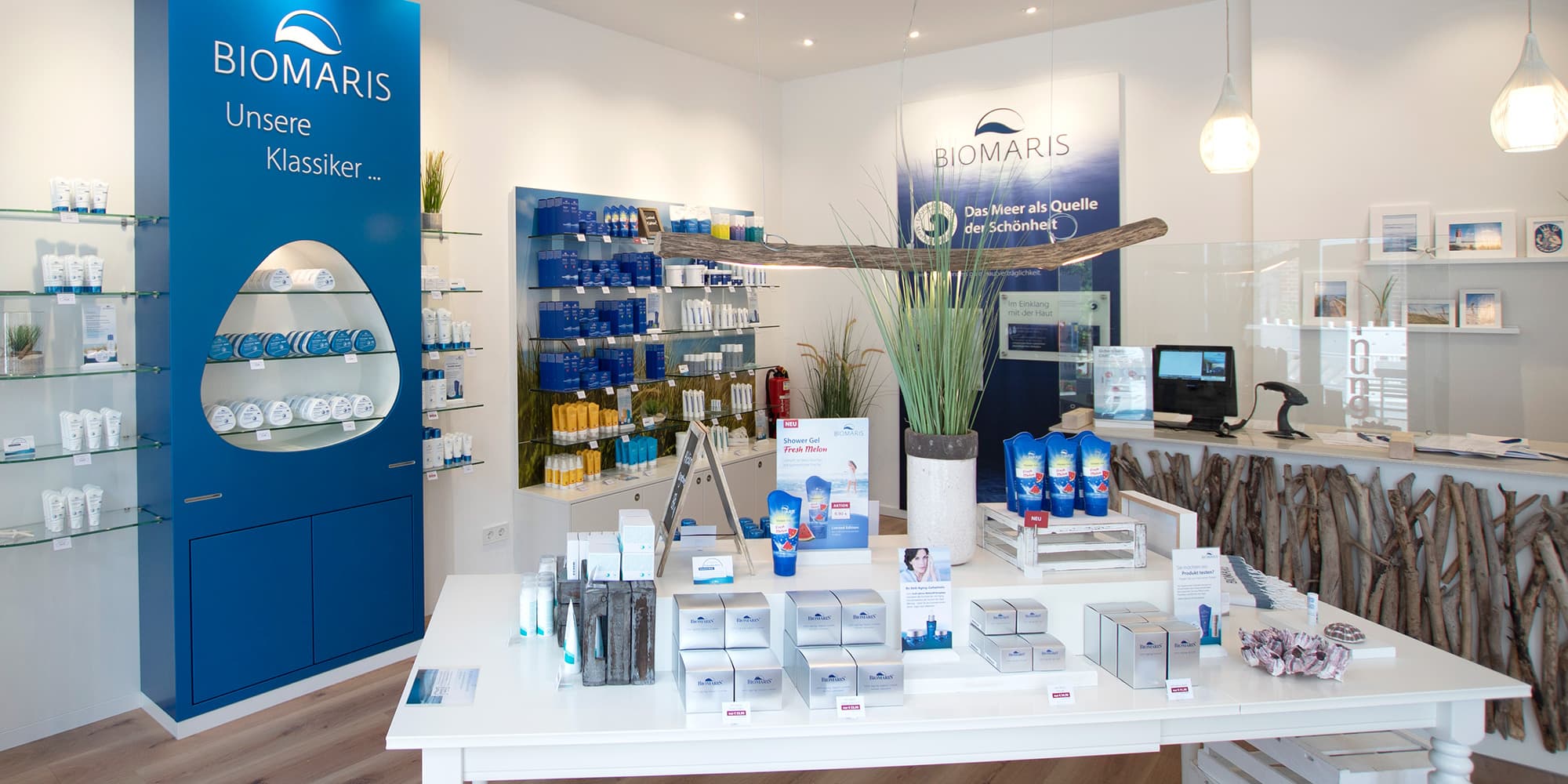 Moderner BIOMARIS-Shop in Heiligenhafen mit blauen Regalen, weißen Möbeln und maritimer Einrichtung